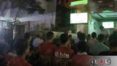 بالصور.. مقاهي دار السلام تمتلئ بالمشجعين لمباراة الأهلي والمصري