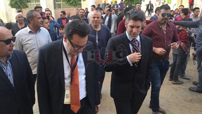 ما فعله «المنايفة» بالوفد الأمريكي.. «المشلتت» يصل الكونجرس