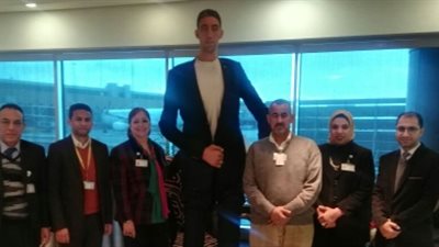 أطول رجل في العالم يصل مطار القاهرة للترويج للسياحة المصرية (صور)