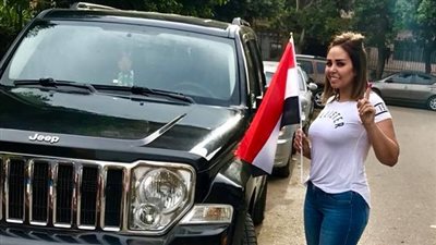 المطربة سومة تدلي بصوتها في انتخابات الرئاسة (صورة)