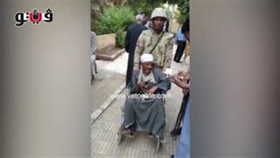 مواطن عمره 103 أعوام يخرج من المستشفى للمشاركة بالانتخابات بقنا (فيديو)