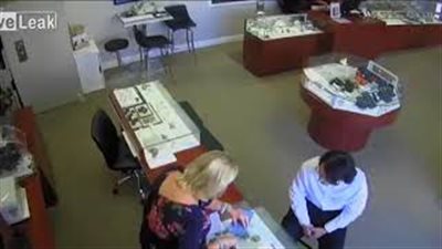 بالفيديو.. لحظة هروب لص بخاتم ثمين من الماس