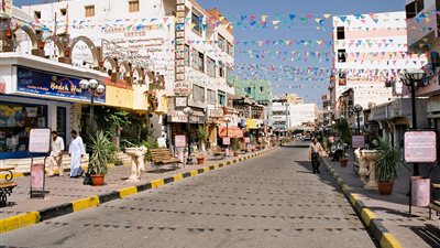 بدء أعمال تطوير شارع شيري بالغردقة وتحويله لمسار مشاة تجاري