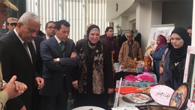 وزير الرياضة يتفقد معرضا للمشروعات الصغيرة والاختراعات بالسويس