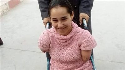 طالبة من ذوي الاحتياجات الخاصة تشارك والدتها التصويت ببورسعيد