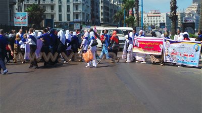 بالصور.. شلل مروري بكورنيش الإسكندرية بسبب مسيرة الممرضين