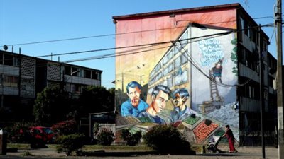 أفغانية تستخدم رسمها في الدفاع عن المرأة