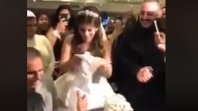 رد فعل عروس لحظة كتب كتابها (فيديو)