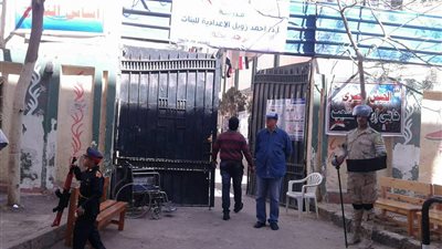 طفل عمره 10 سنوات يرتدي ملابس الجيش ويشارك بتأمين اللجان بالمنصورة (صور)