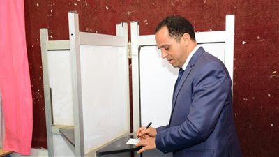 رئيس جامعة دمنهور يدلي بصوته في الانتخابات الرئاسية