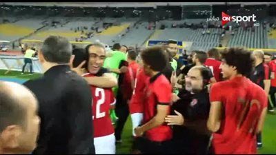 احتفالات جنونية للاعبي الأهلي بملعب برج العرب