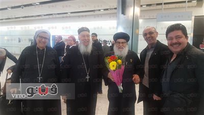 بالصور.. الأنبا موسى يصل بريطانيا لإجراء قسطرة بالقلب