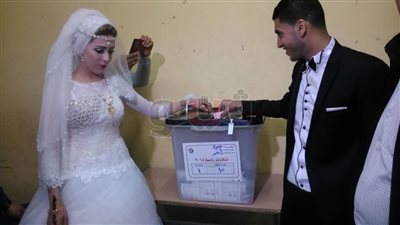 عروسان يشاركان بالانتخابات الرئاسية في البحيرة (صور)