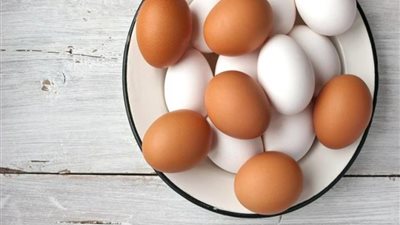 «السر عند الفرخة»..  تعرف على الفرق بين البيض الأبيض والأحمر