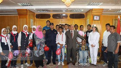 بالصور.. مدير أمن أسوان يستقبل طلاب مدرسة إعدادية