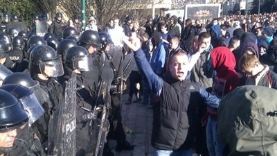 متظاهرون بالبوسنة والهرسك يقطعون الطرق احتجاجا على رفع أسعار الوقود