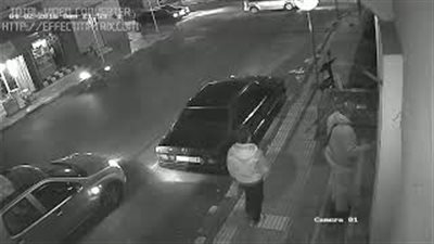 لحظة سرقة لص دراجة نارية بطريقة ماكرة (فيديو)