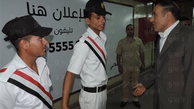 بالصور.. مدير شرطة النقل يتفقد محطتى السادات ومصر قبل الإفطار