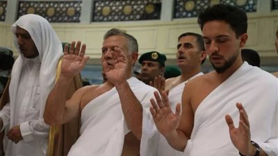 ملك الأردن يؤدي مناسك العمرة