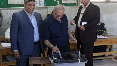 عمرو أديب: مشاركة شفيق في انتخابات الرئاسة مفاجأة