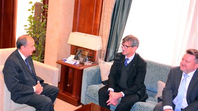 وزير الصناعة يبحث مع مرسيدس خطط الشركة لاستئناف نشاطها في مصر