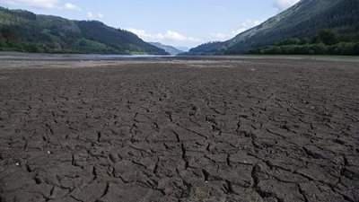 جفاف البحيرات والأنهار بسبب ارتفاع درجة الحرارة في بريطانيا (صور)