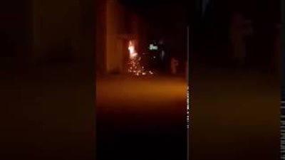 بالفيديو.. تصرف كارثي لشاب حاول إطفاء حريق عداد كهرباء بدلو ماء