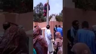 بالفيديو.. امرأة «حامل» تحاول الانتحار وتتسلق عمودا كهربائيا في المغرب