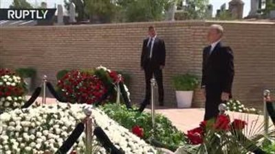 بالفيديو.. لحظة وضع بوتين إكليلا من الزهور على ضريح الرئيس الأوزبكي