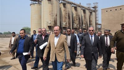بالصور.. محافظ بني سويف يتفقد الصوامع استعدادا لموسم القمح