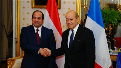 طفرة كبيرة في التعاون العسكري بين القاهرة وباريس.. مصر تتسلم طائرات رافال وحاملتي مروحيات.. تدريبات بحرية مشتركة.. والسيسي يكرم وزير دفاع فرنسا السابق