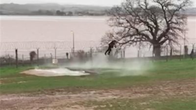 أول جندي بريطاني يطير ببدلة في العالم (فيديو وصور)