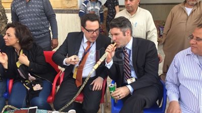 وفد أمريكي يتناول الفطير ويدخن «الشيشة» بالمنوفية