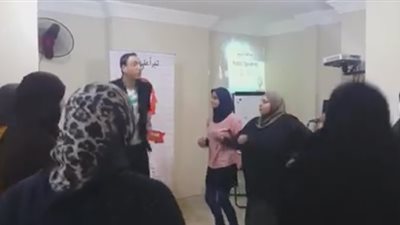 بالفيديو.. مدرب تنمية بشرية يثير سخرية رواد «فيس بوك»