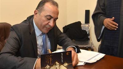 «أبو الثوار».. جديد محمد السيد صالح في معرض الكتاب