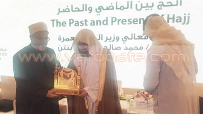 إهداء درع الحرمين الشريفين لمفتي الجمهورية تقديرًا لجهوده