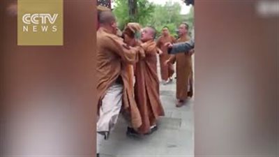 بالفيديو.. خناقة بين 3 رهبان داخل معبد تثير ضجة على الإنترنت
