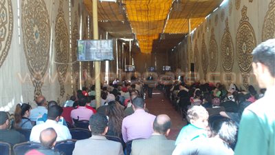بالفيديو.. شاشات لمتابعة صلاة خميس العهد بمرقسية الإسكندرية