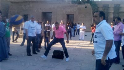 بالصور.. خالد بيبو وأحمد حسن يلعبان «الكرة» في معبد الكرنك