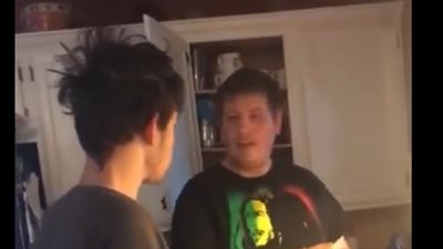 رد فعل شاب نفذ والده مقلبا به (فيديو)