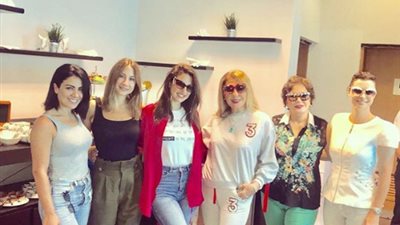 نادية الجندي تطير إلى الجونة برفقة درة ولبلبة لحضور المهرجان (صور)