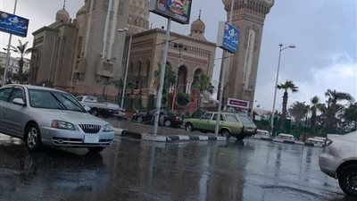 هطول أمطار غزيرة على بورسعيد وخلو الشوارع من المارة (صور)