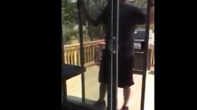 رد فعل صادم لرجل فشل في إصلاح باب منزله (فيديو)