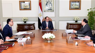 الرئيس والإصلاح الاقتصادي.. السيسي يكلف الحكومة بتوفير فرص العمل.. خفض عجز الموازنة والدين العام.. زيادة معدلات النمو الاقتصادي وحجم الناتج المحلي الإجمالي.. ورفع مستوى معيشة المواطنين
