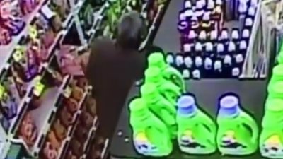 امرأة تسرق سوبر ماركت بطريقة غريبة (فيديو)