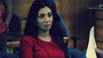 ميريهان حسين بالحجاب أثناء محاكمتها في «اقتحام كمين»