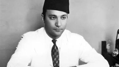 محمد عبدالوهاب يسخر من رئيس الوزراء في تحية العلم