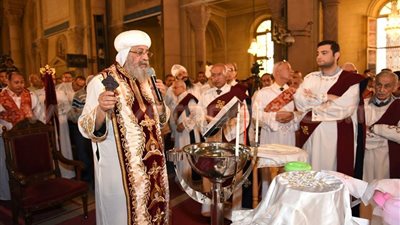 بالصور.. تواضروس يرأس صلاة «اللقان» ويغسل أرجل الأساقفة بالكاتدرائية