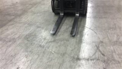 بالفيديو.. عامل يرفع قطعة معدنية من الأرض برافعة شوكية