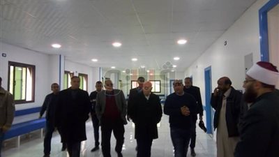 محافظ بورسعيد يتفقد عيادة طبية ملحقة بمسجد «أم القرى» (صور)